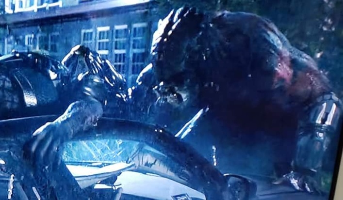 Super Predator attacks other Yautja in the first official The Predator (2018) TV spot!