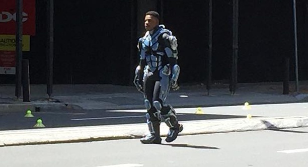 John Boyega spotted in Jaeger Pilot armor on the set of Pacific Rim 2!