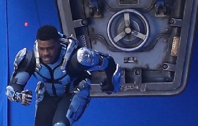 John Boyega flees a fallen Jaeger in new Pacific Rim 2 set photos!