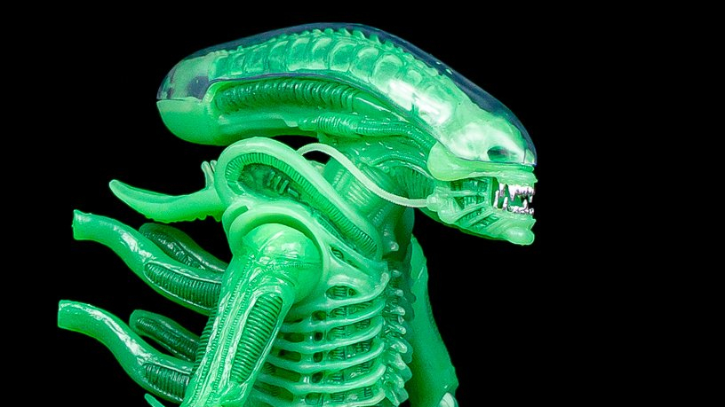 New glow-in-the-dark Alien figure by NECA unveiled!