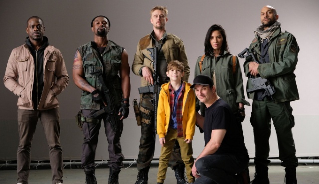 Shane Black shares first Photo from the Predator!