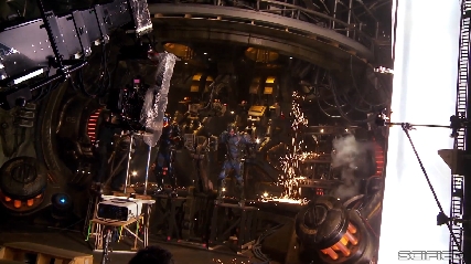 Pacific Rim: Oversized Robot Sets Featurette