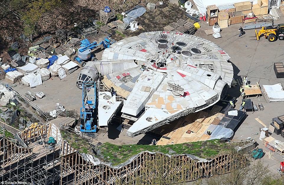 Star Wars Episode VIII Anch-To set at Pinewood Studios 11